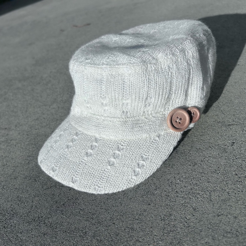 Vintage white knitted newsboy painter hat